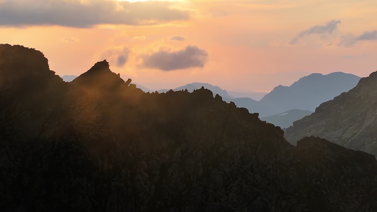 풍경 동적 인 느린 산 안정적 인 드론은 알프스 환경과 날카로운 산맥 이탈리아에서 일몰 때 촬영되었습니다.