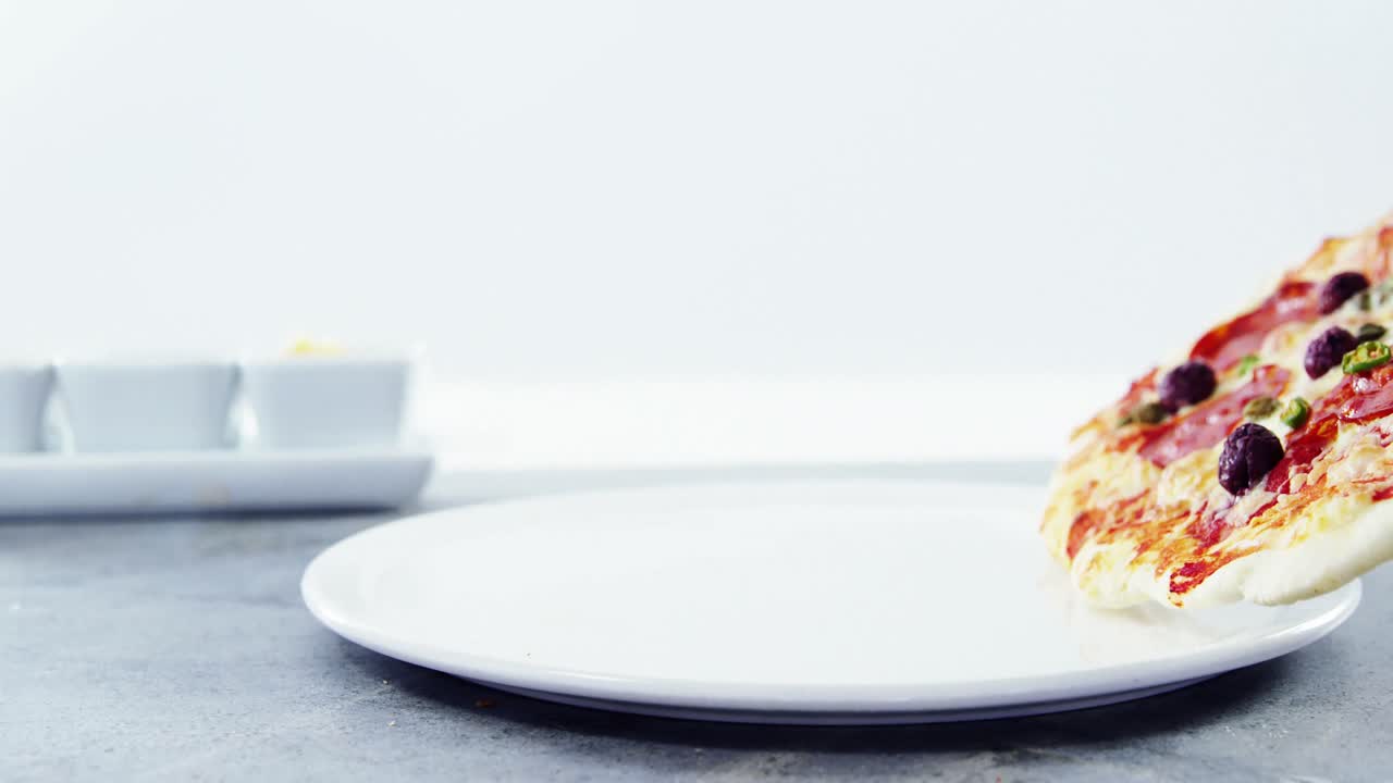 pizza al horno con aceitunas y peperoni