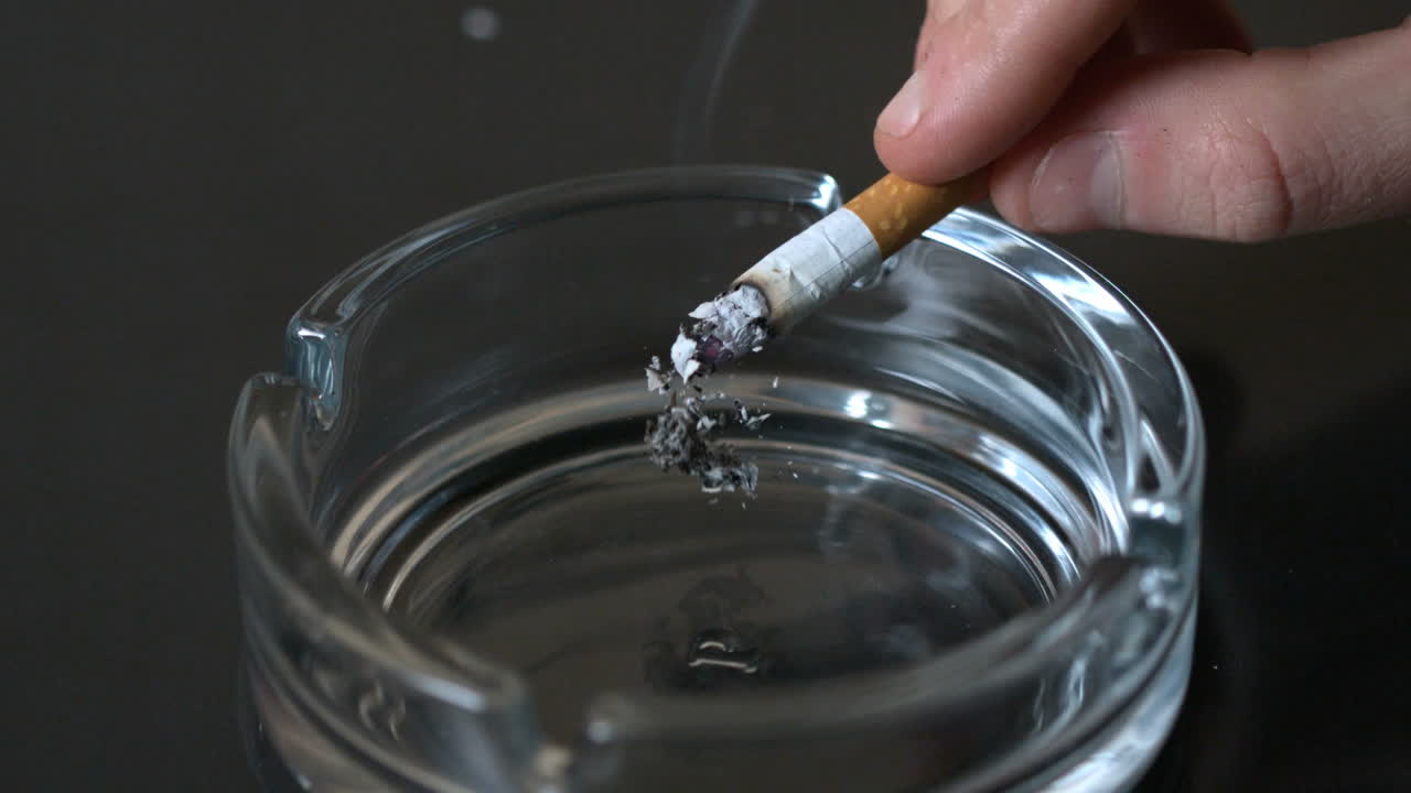 손으로 재를 빈 재통에 넣는 것