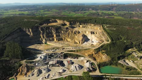 mineração a céu aberto com lados escalonados perto de castriz em uma coruña, espanha