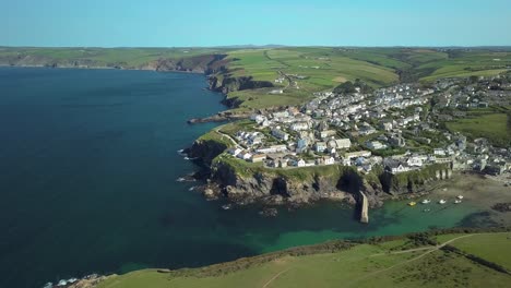 Hermoso-Y-Tranquilo-Pueblo-De-Port-Isaac-En-Inglaterra---Panorámica-Aérea