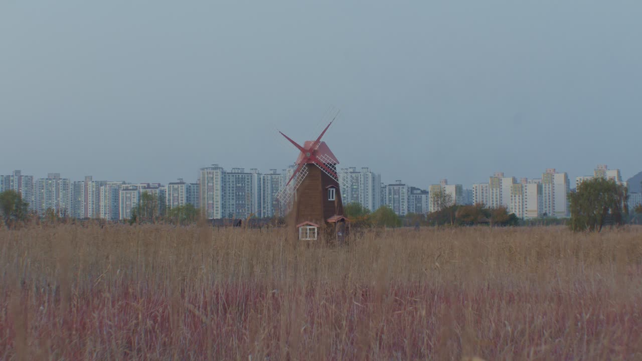 ветряные мельницы на поле сельская деревня с городскими зданиями на заднем плане широкоугольный панорамный вид
