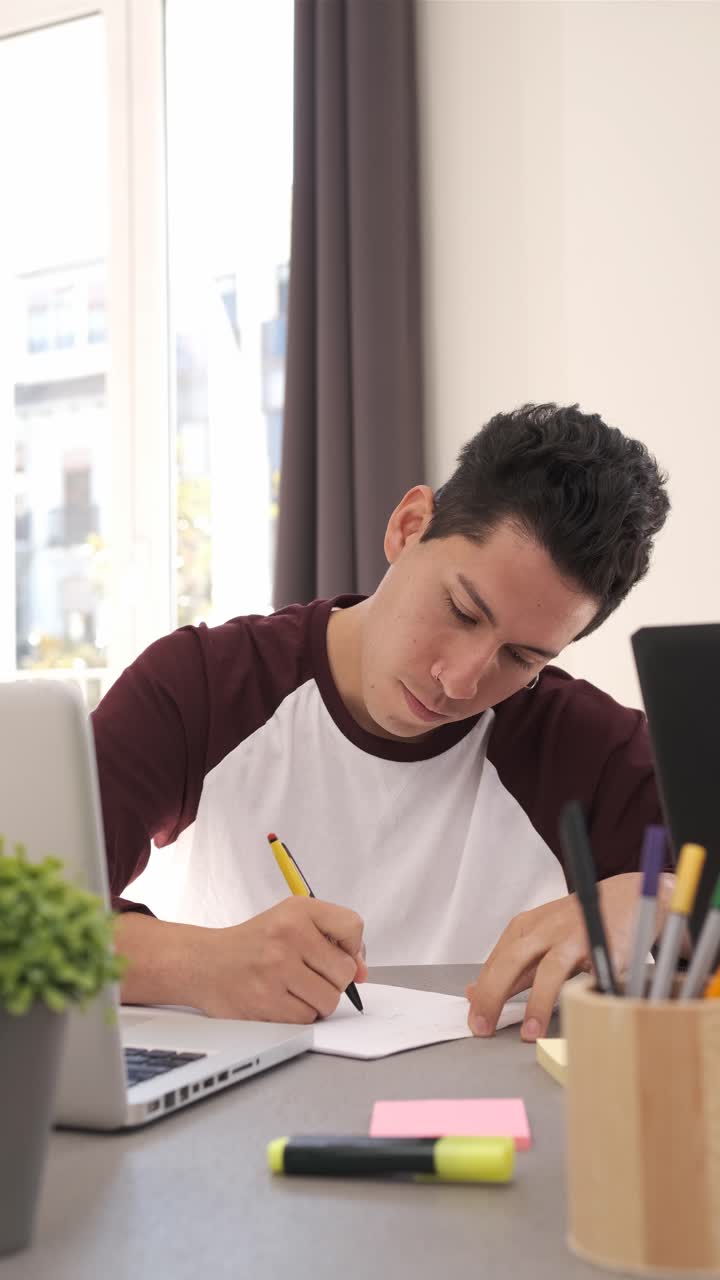 joven estudiando en casa