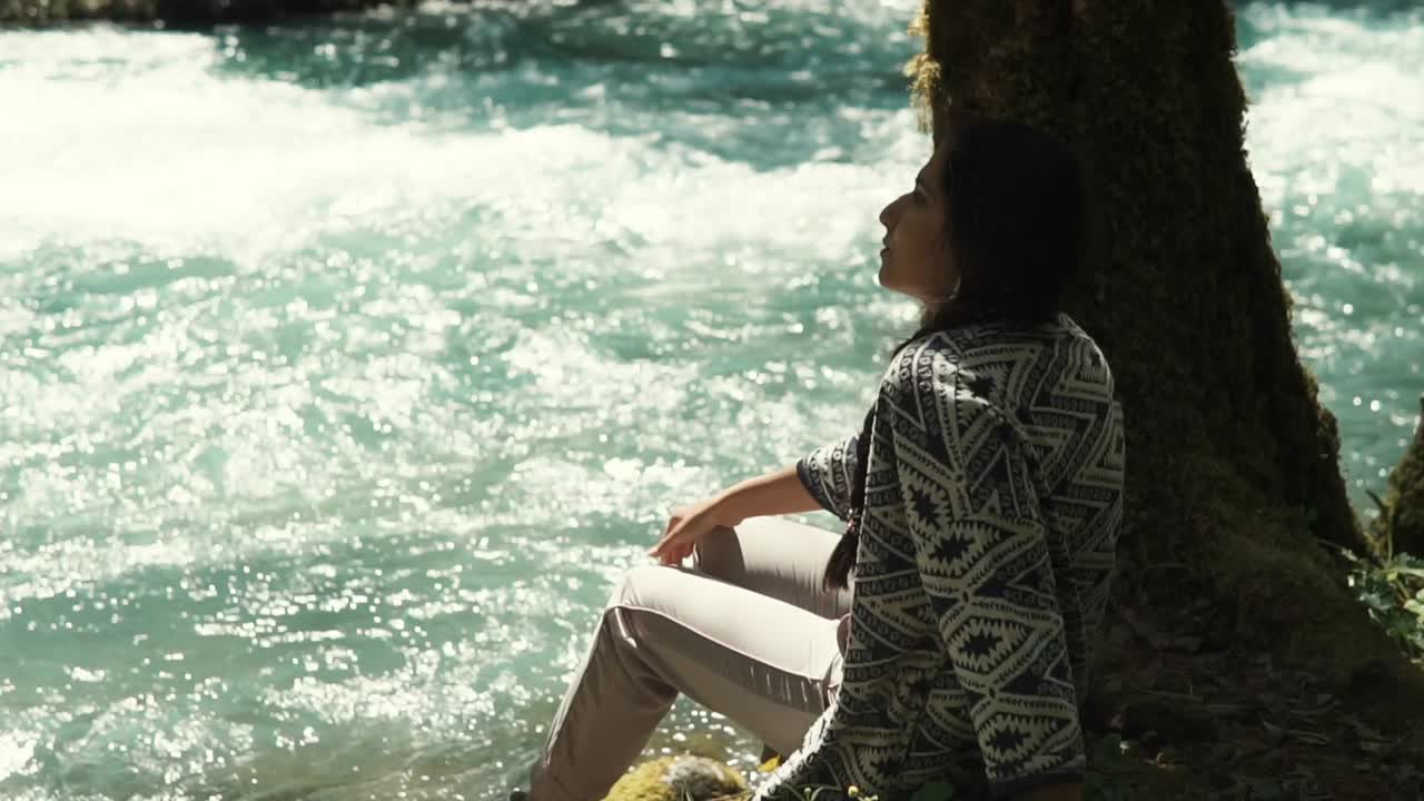 숲 속 의 강  에서 휴식을 취 하고 있는 여자