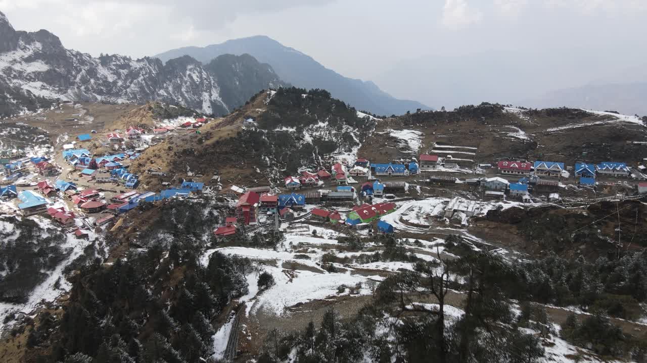 este pueblo típico, aunque bastante grande, es encantador con techos azules y rojos en kalinchowk, distrito de dolakha de la provincia de bagmati en nepal