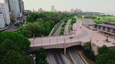 Sobre-El-Puente-Del-Paso-Elevado-De-Milwaukee---E-Mason-St-Junto-Al-Parque-Juneau