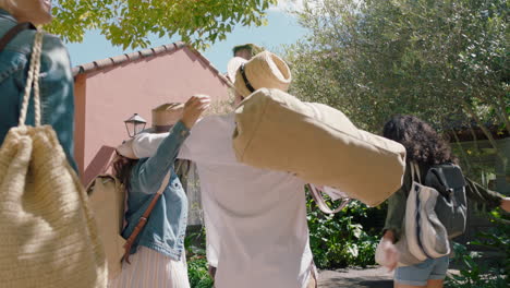 amigos de viagem chegando ao hotel villa olhando para a bela casa de campo animado para férias turistas desfrutando de férias de verão 4k imagens