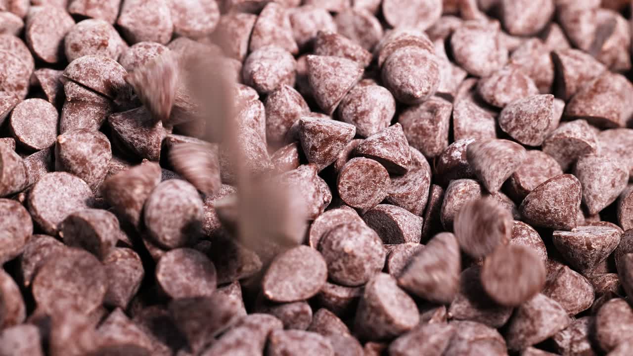 trozos de chocolate que caen y se depositan en capas