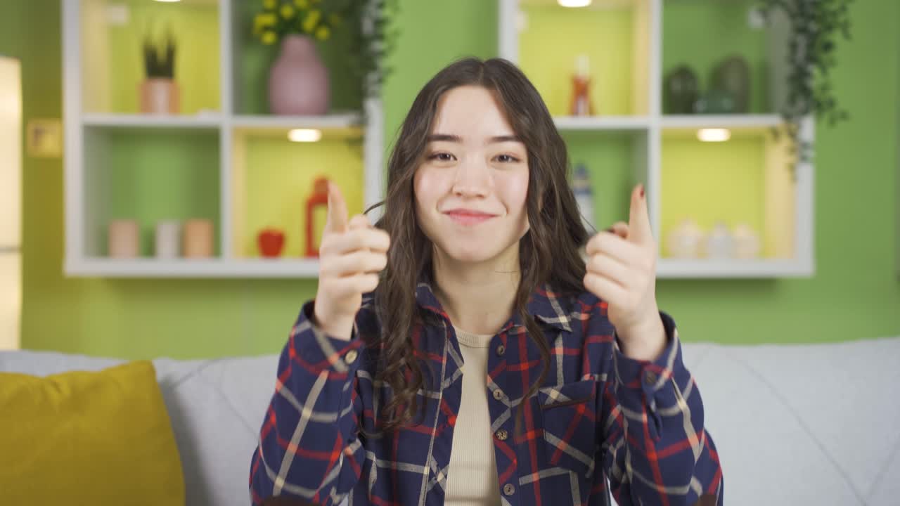 긍정적인 정신을 가진 아시아 젊은 여성의 생활 코치입니다.