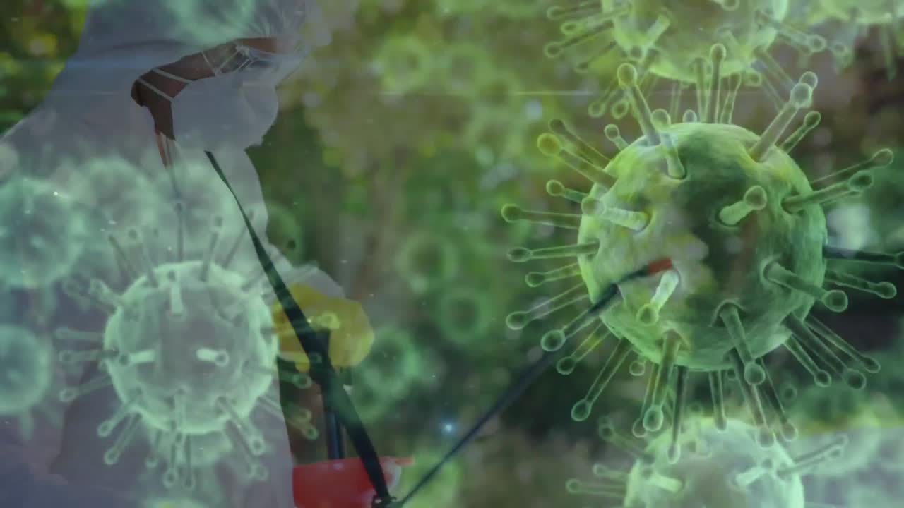 múltiples células de covid-19 contra el trabajador de la salud masculino que usa ropa de protección rociando desinfectante