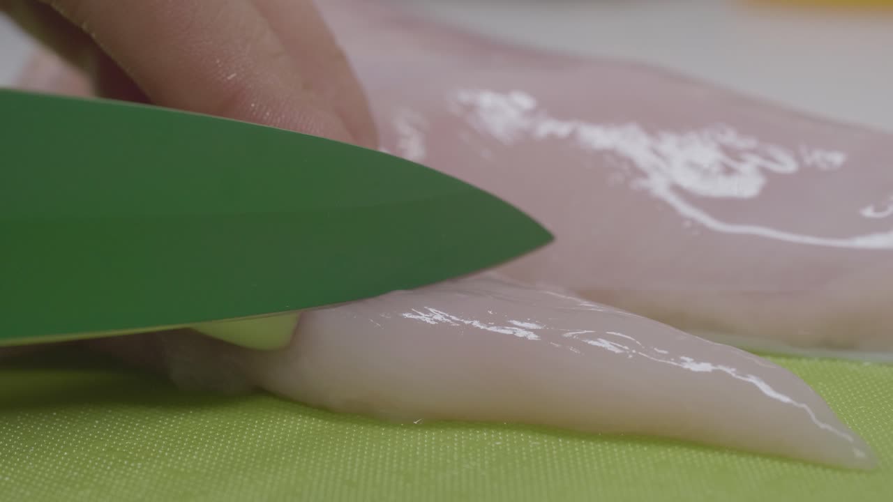 preparación de pecho de pollo crudo