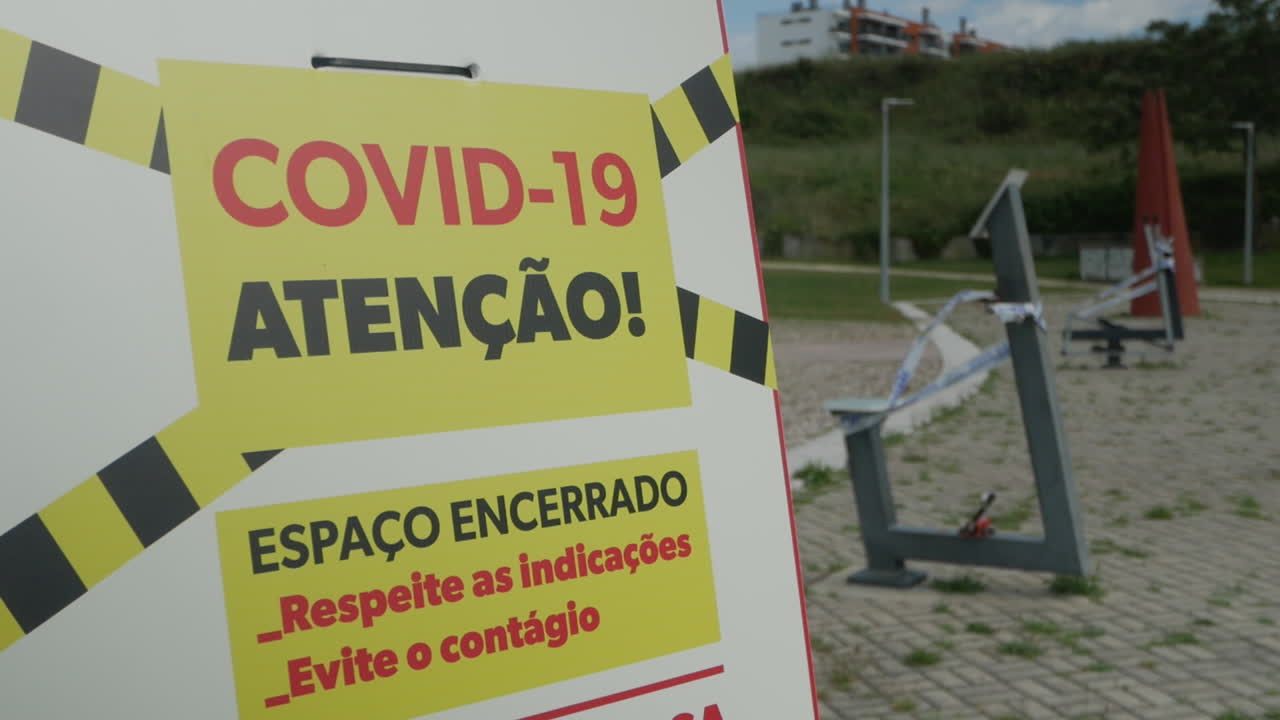 covid-19로 인한 야외 피트니스 머신 대유행 광고