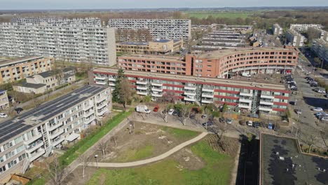 jib de edificios de apartamentos en un vecindario suburbano de bajos ingresos