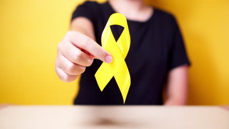 día de prevención del suicidio, sarcoma, hueso, vejiga y mes de concientización sobre el cáncer infantil, cinta amarilla para apoyar a las personas que viven y están enfermas