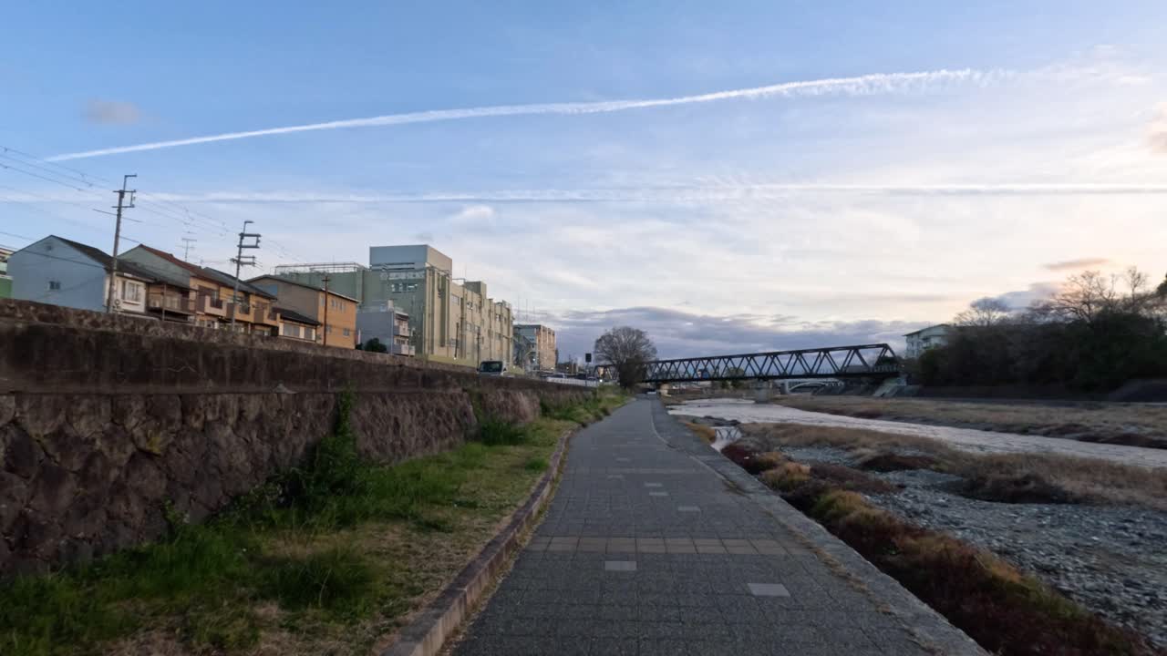 경로에서 빛과 그림자의 진행