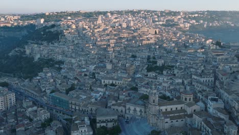 Luftaufnahme-Der-Alten-Barockstadt-Modica-Alta-Val-Di-Noto-In-Süditalien-Bei-Sonnenaufgang