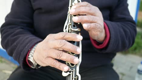 un hombre tocando el clarinete