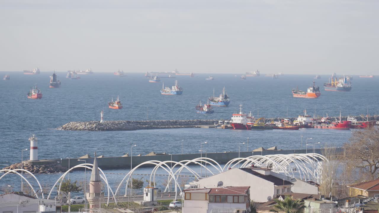많은 배가 있는 해안 도시 항구