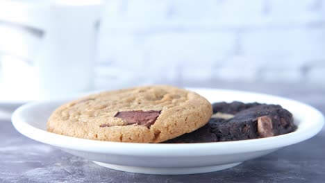 galletas de chispas de chocolate en un plato