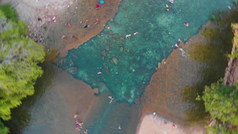 Top-Down-Drone-shot-of-barking-springs-in-Austin,-TX