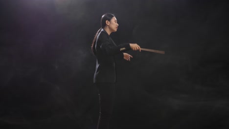 directora de orquesta en traje negro