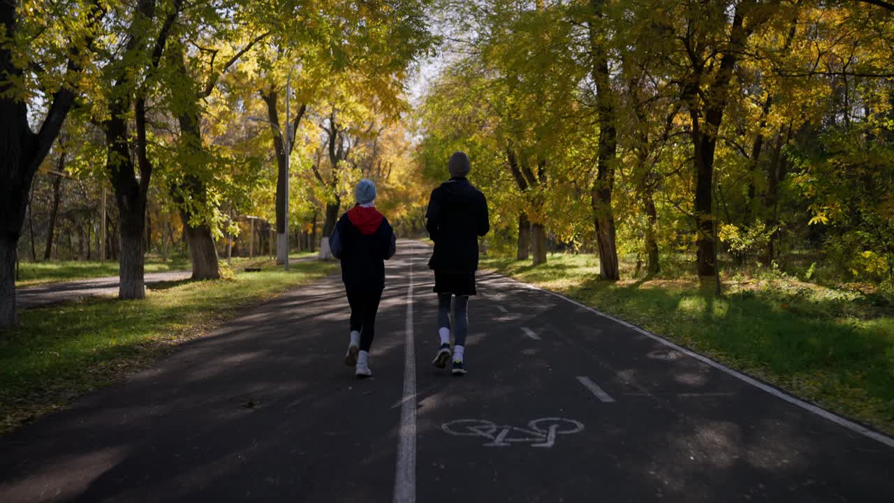 한 부부가 가을 공원에서 조을 하고 있다