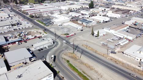 drone aéreo de camión de bomberos en zona industrial urbana en california 4k