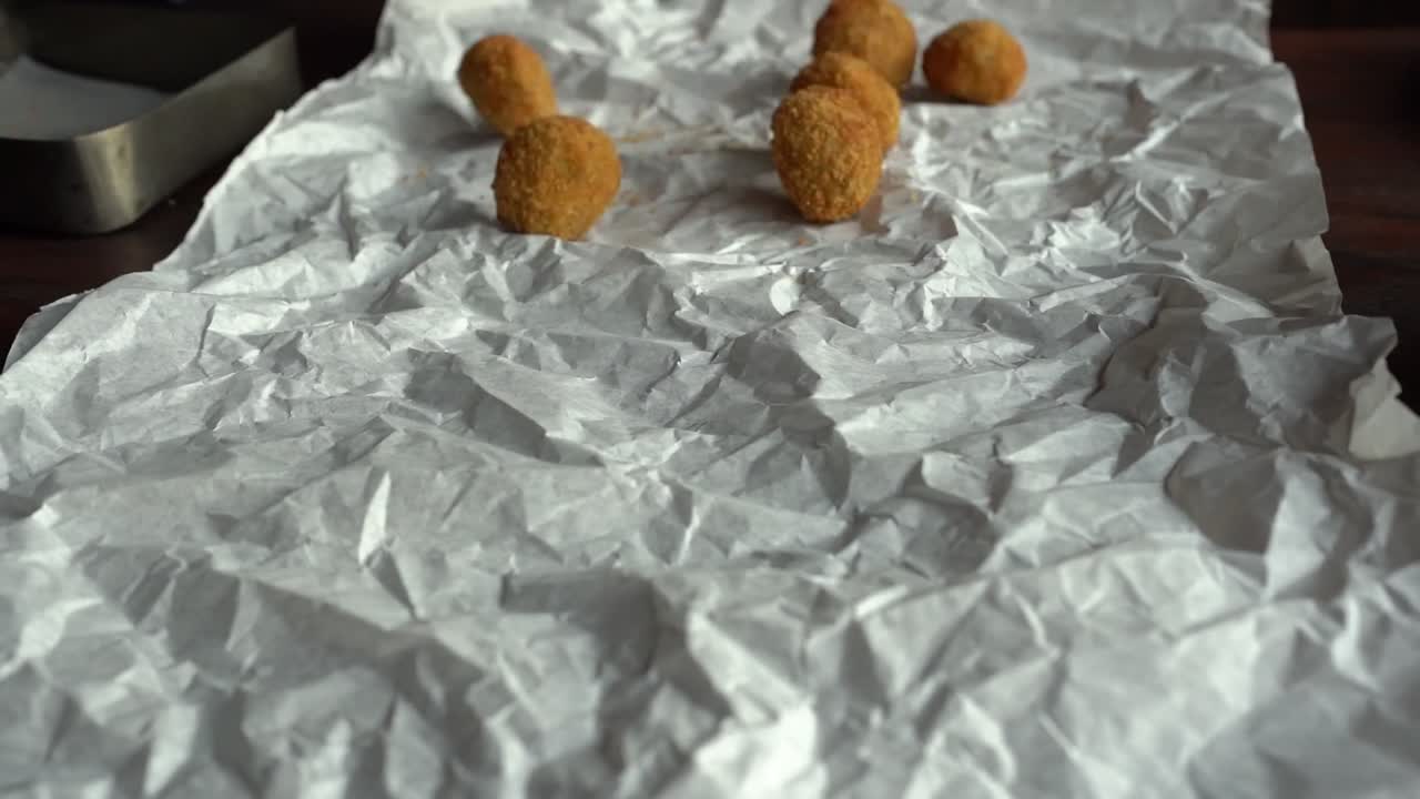 Uno chef prepara il cibo, primo piano, inserto
