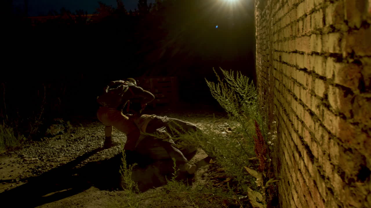 hombre matando a un zombie