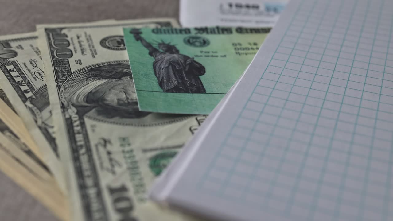 1040 Skatteformular med refusionscheck og valuta US dollar sedler nærbillede