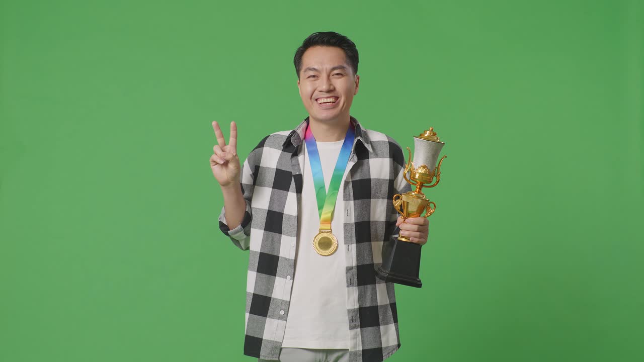 트로피를 들고 미소 짓는 남자