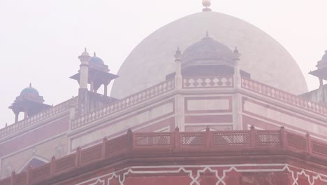 Tumba-De-Humayun-En-La-Mañana-Brumosa-Desde-Una-Perspectiva-única-Tomada-En-Delhi-India