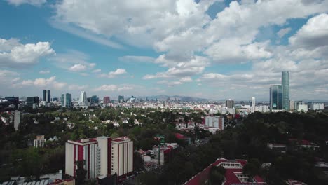 panorama de un día con muchas nubes en la ciudad con un avance de un dron