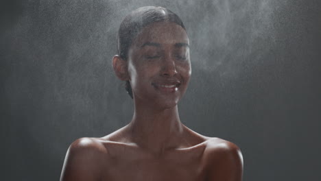 mujer feliz, relajarse y cuidado de la piel en vapor
