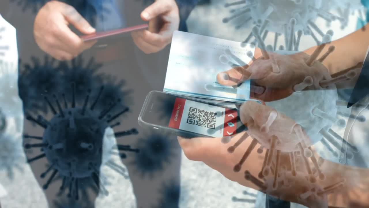 animación de células de covid-19 sobre diversos hombres con pasaporte y código qr en el teléfono inteligente