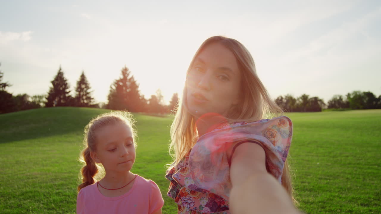 도시 공원에서 딸과 함께 시간을 보내는 여자