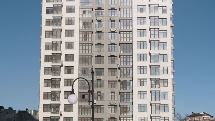 Plano geral em ângulo baixo da arquitetura de edifícios de uma área residencial moderna