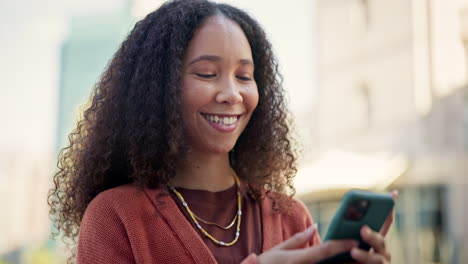 Teléfono,-Mujer-Feliz-Y-Africana-Con-Una-Sonrisa-En-La-Ciudad