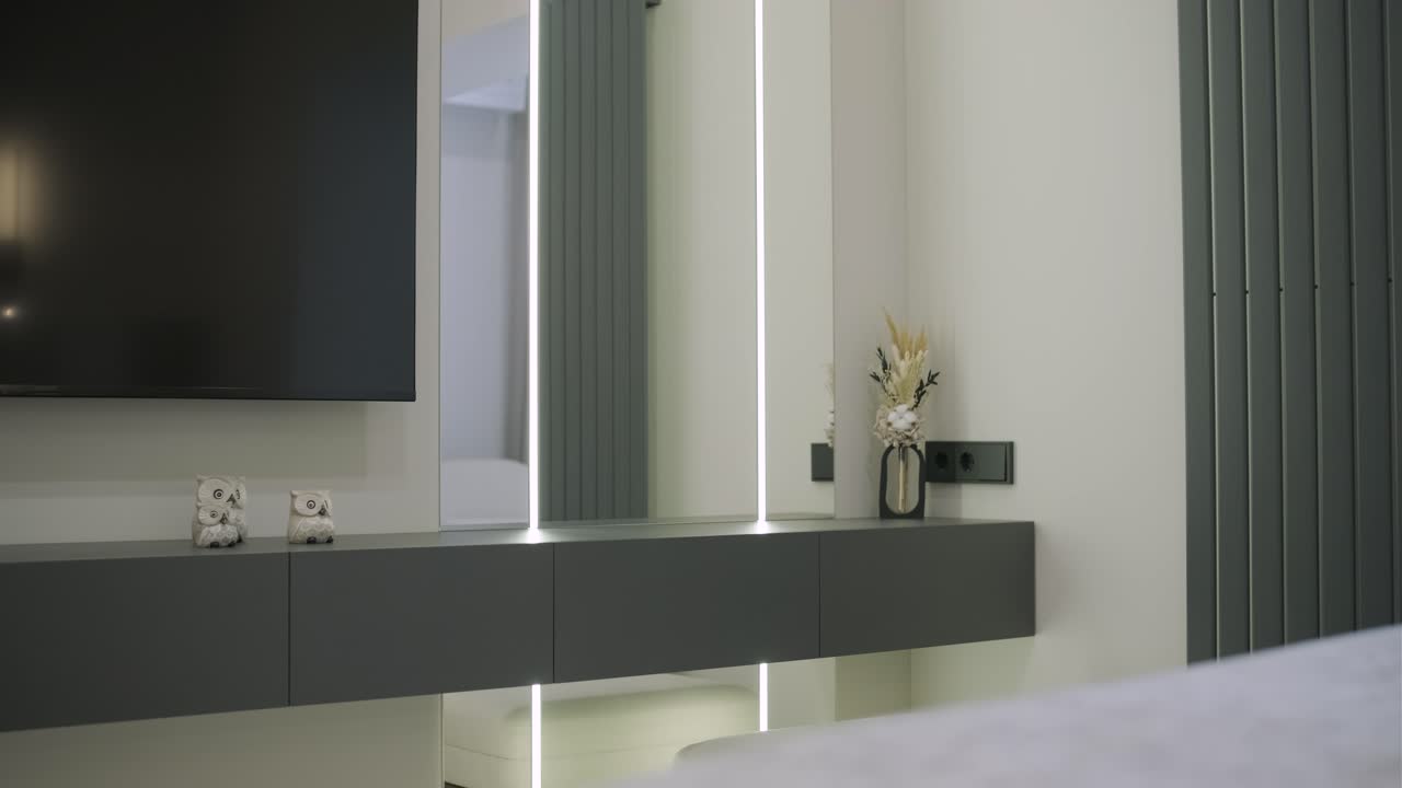 diseño y decoración de interiores modernos de sala de estar con sofá blanco en la sala de estar, mesa de comedor y sillas de madera, mostrador de cocina y armarios.