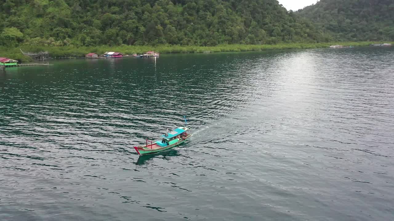 hermosa vista de los billies que rodean el barco navegando en la isla de mursala en sibolga, norte de sumatra, indonesia