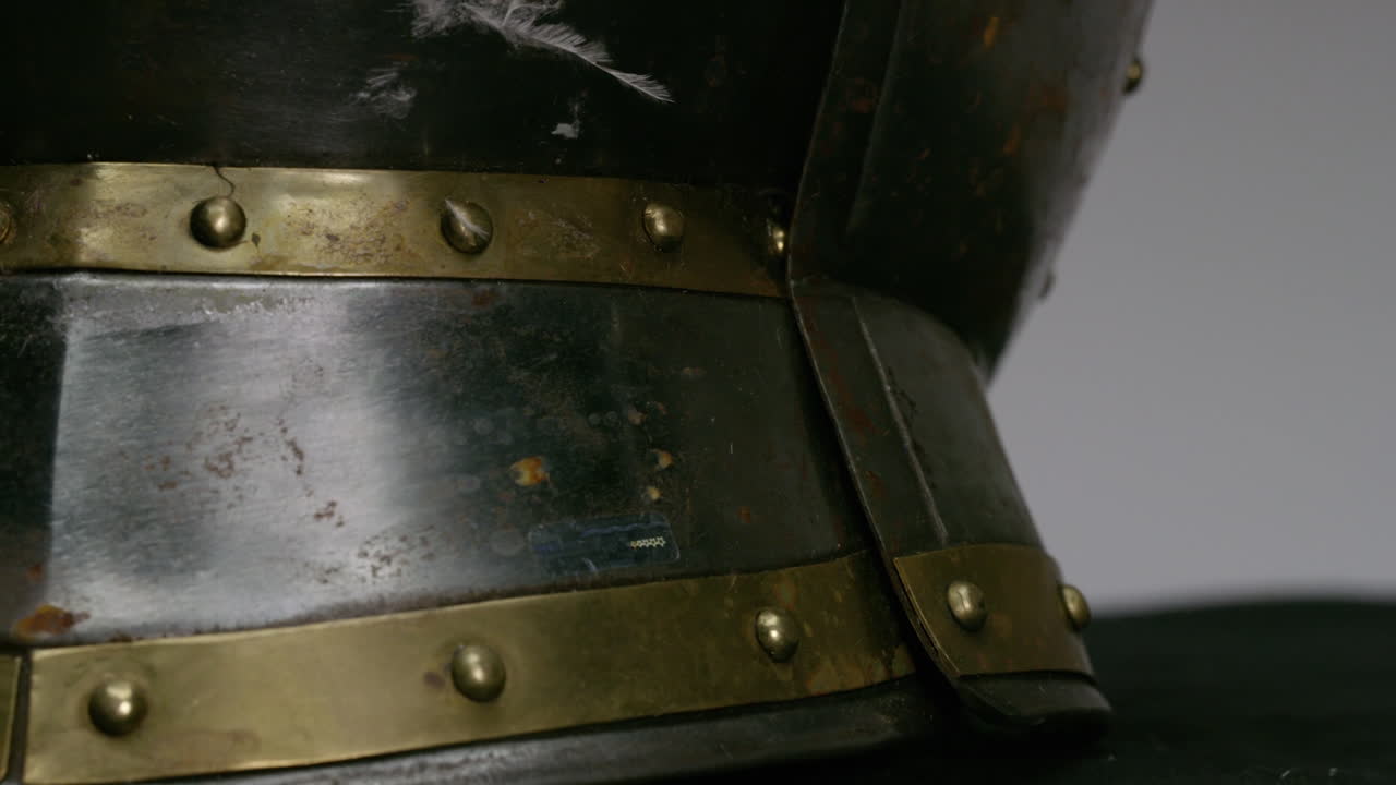 primer plano del casco de la edad media medieval