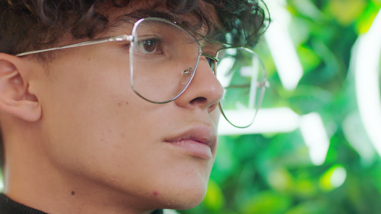 visión, idea y estudiante con gafas para la tecnología