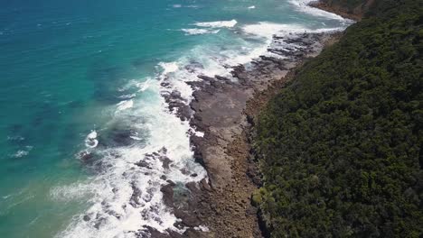 Rugged-Australian-coastline-with-cliffs-and-waves