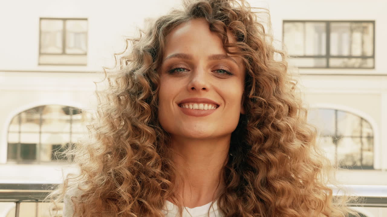 mujer con cabello rizado y gafas de sol