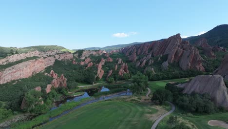 Paisaje-Aéreo-De-Formaciones-Rocosas-Rojas-Y-Campo-De-Golf-En-Arrowhead,-Colorado,-Estados-Unidos.