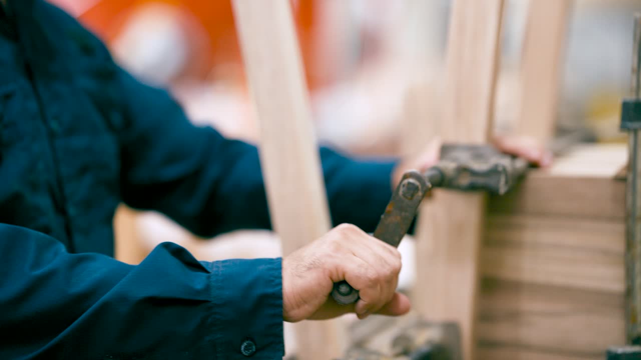 Lavorazione del legno con un morsetto