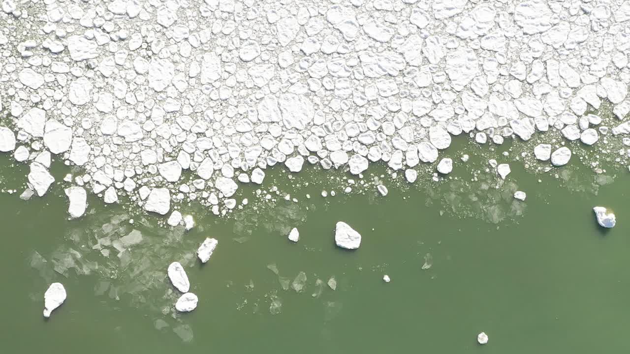 겨울에 반쯤 얼어붙은 호수 위를 비행하는 드론 영상