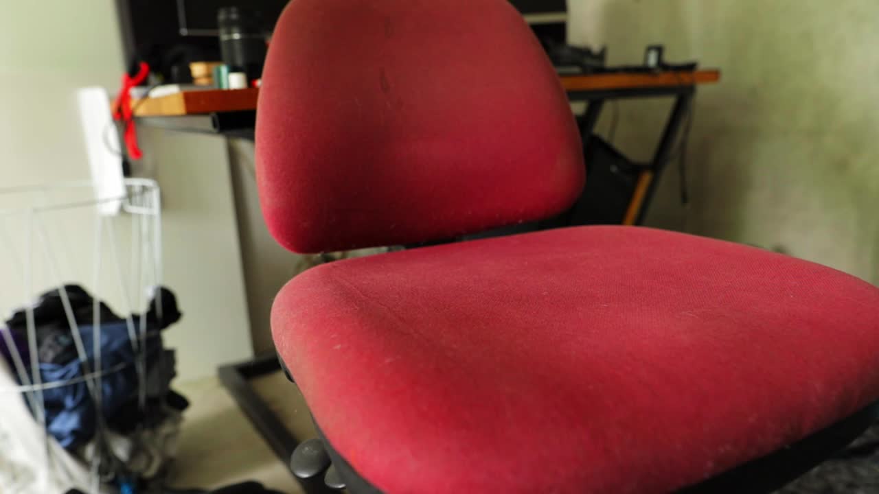 un sombrero de estilo antiguo siendo recogido por una persona