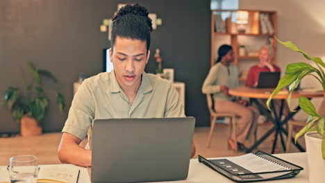 Büro,-Laptop-Und-Geschäftsmann-Geben-Feedback-Ein