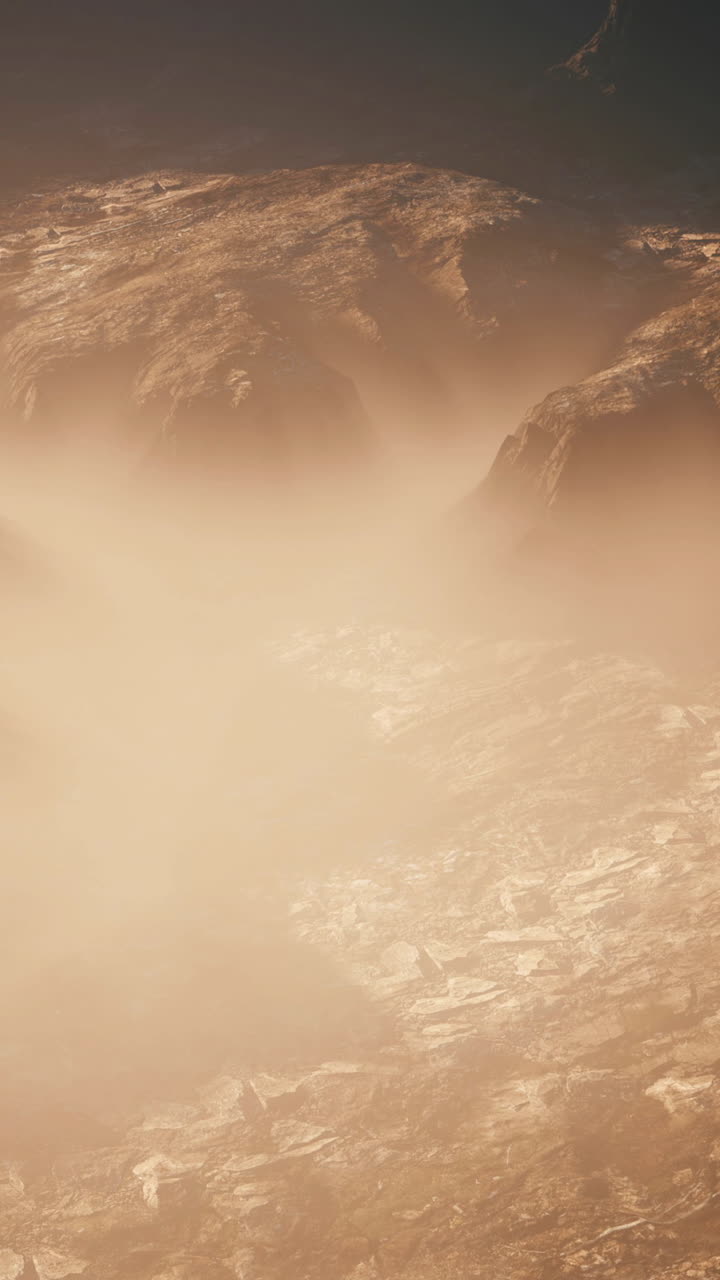 극적인 안개가 가득한 산악 풍경